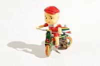 Garçon sur tricycle Garçon sur tricycle