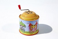 Drehdose "Zirkuswagen", Melodie "London Bridge", Made in China Drehdose "Zirkuswagen", Melodie "London Bridge", Made in China